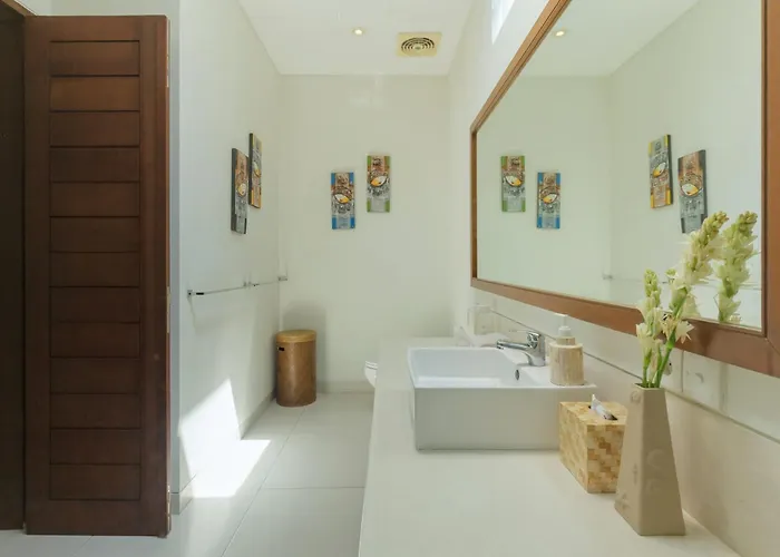 Villa Kashantre, 4 Bedroom, Sleeps 12 Seminyak 